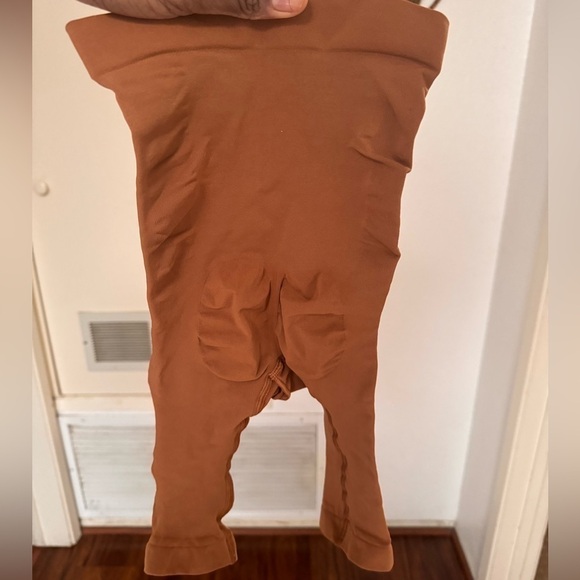 SKIMS Seamless Sculpt HIGH-WAISTED ABOVE THE KNEE SHORT XS in Bronze - Picture 4 of 5